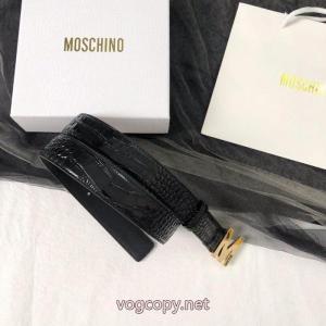 Moschino色気のあるスタイルに仕上げ 洗練された雰囲気 夏の定番スタイルコピー ブランド 優良ベルト..