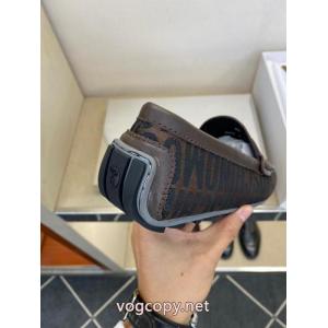 偽物 ブランド 激安ビジネスシューズセールで破格 シックな色合い きちんと感が抜群モスキーノ..
